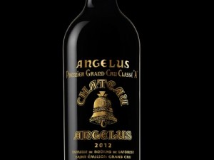 Le Château Angélus célèbre son nouveau rang avec une bouteille gravée à l’or fin