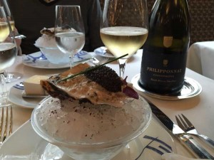 Caviar et champagne Philipponnat Non Dosé, chez Prunier