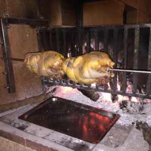 Dîner dans la cave du domaine Viret autour de volailles à la broche.