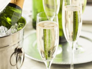 Comment bien servir vos bonnes bouteilles de champagne ?